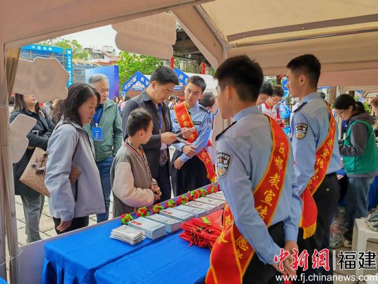 ��10�գ���ƽ���й�����ѧ����ڸ�����������ʯ�ʾ��Ծ��С��·� ��