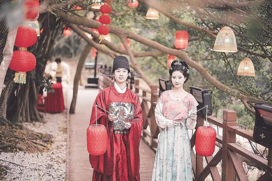 游客身着传统汉服,在杨子山览胜观光。 游客身着传统汉服,在杨子山览胜观光。