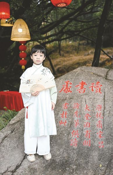 一名小游客站在书院遗址旁。 一名小游客站在书院遗址旁。