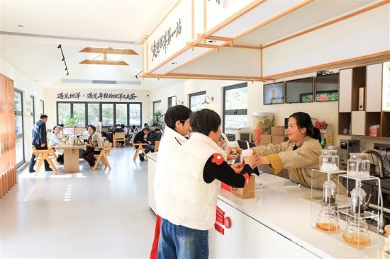 游客在“遇见坦洋”奶茶店品尝新式茶饮。李郁 摄 游客在“遇见坦洋”奶茶店品尝新式茶饮。李郁 摄