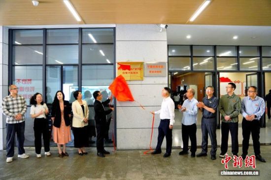 宁德市大黄鱼产业学院宁德技师学院校区揭牌仪式。郑宇佳 摄 宁德市大黄鱼产业学院宁德技师学院校区揭牌仪式。郑宇佳 摄
