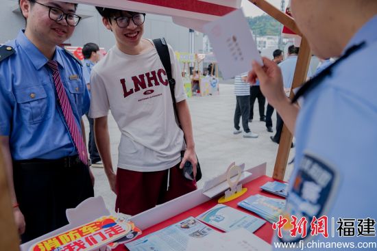 民警向青年职工宣传防诈知识 赖啸云摄 民警向青年职工宣传防诈知识 赖啸云摄