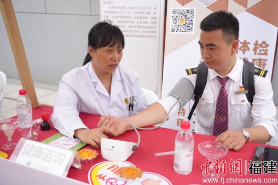 义诊医生为司机测量血压 赖啸云摄 义诊医生为司机测量血压 赖啸云摄