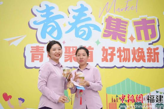 乘务人员在展示板下合影 陈超摄 乘务人员在展示板下合影 陈超摄