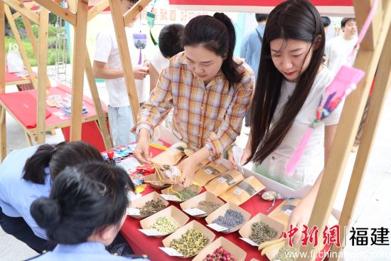 青年职工自制香包 陈超摄 青年职工自制香包 陈超摄