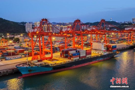 5月17日,利比里亚籍“永万”轮停泊在厦门港海天码头,即将驶离。 胡嘉睿 摄 5月17日,利比里亚籍“永万”轮停泊在厦门港海天码头,即将驶离。 胡嘉睿 摄