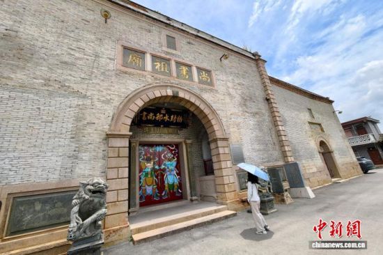 5月16日,游客参观阳岐村尚书祖庙。中新社记者 王东明 摄 5月16日,游客参观阳岐村尚书祖庙。中新社记者 王东明 摄