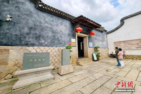 5月16日,游客在阳岐村参观严复故居。中新社记者 王东明 摄 5月16日,游客在阳岐村参观严复故居。中新社记者 王东明 摄