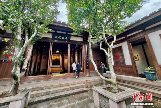 5月16日,游客在阳岐村参观严复故居。中新社记者 王东明 摄 5月16日,游客在阳岐村参观严复故居。中新社记者 王东明 摄