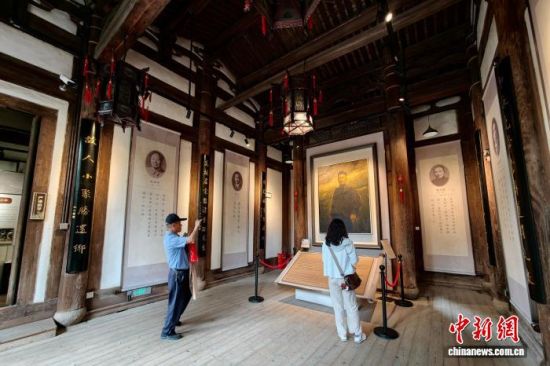 5月16日,游客在阳岐村严复故居观看严复生平事迹。中新社记者 王东明 摄 5月16日,游客在阳岐村严复故居观看严复生平事迹。中新社记者 王东明 摄