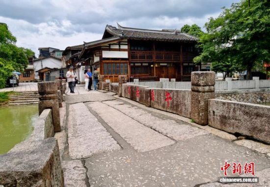 5月16日,游客在阳岐村宋代午桥上参观。中新社记者 王东明 摄 5月16日,游客在阳岐村宋代午桥上参观。中新社记者 王东明 摄