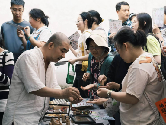 数百名市民游客走进馆内古厝,在互动体验中了解“福”文化与闽地民俗技艺。(福建民俗博物馆供图) 数百名市民游客走进馆内古厝,在互动体验中了解“福”文化与闽地民俗技艺。(福建民俗博物馆供图)