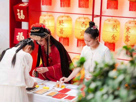 数百名市民游客走进馆内古厝,在互动体验中了解“福”文化与闽地民俗技艺。(福建民俗博物馆供图) 数百名市民游客走进馆内古厝,在互动体验中了解“福”文化与闽地民俗技艺。(福建民俗博物馆供图)