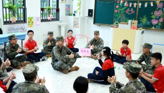 官兵走进南安市特殊教育学校,开展爱心慰问活动。 官兵走进南安市特殊教育学校,开展爱心慰问活动。