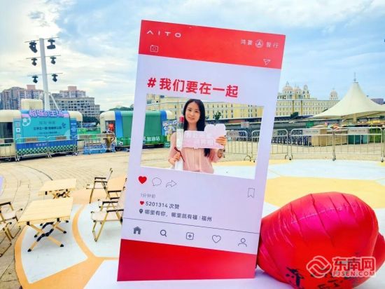 游客打卡海丝广场“爱的告白墙” 游客打卡海丝广场“爱的告白墙”