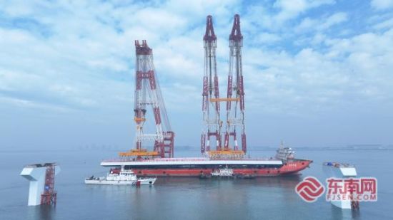 海事部门护航厦金大桥(厦门段)钢箱梁运输(厦门海事局供图) 海事部门护航厦金大桥(厦门段)钢箱梁运输(厦门海事局供图)