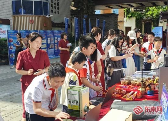 活动现场展示了二附小在跨学科融合、项目化学习、科技教育、智慧体育、数智校园建设等方面的探索成果 活动现场展示了二附小在跨学科融合、项目化学习、科技教育、智慧体育、数智校园建设等方面的探索成果