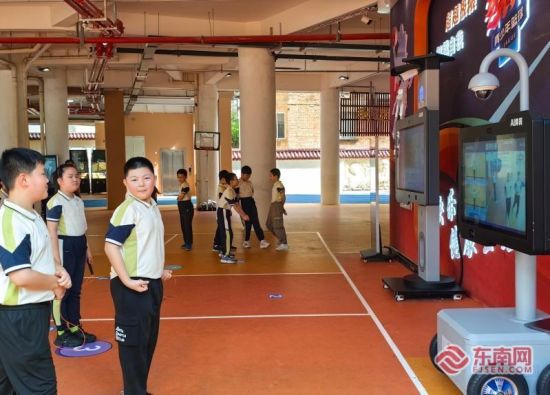 活动现场展示了二附小在跨学科融合、项目化学习、科技教育、智慧体育、数智校园建设等方面的探索成果 活动现场展示了二附小在跨学科融合、项目化学习、科技教育、智慧体育、数智校园建设等方面的探索成果