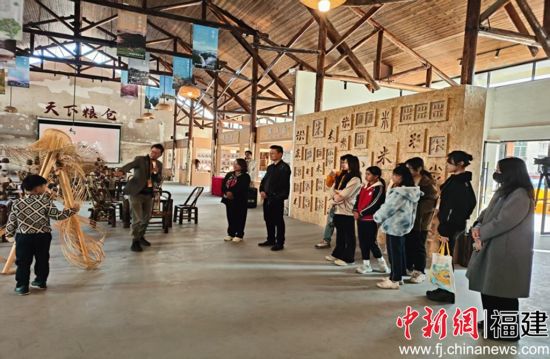 台湾团队与厦大嘉庚学院学生、当地中小学生以及镇村干部,共同参与了钟山在地艺术装置展览 台湾团队与厦大嘉庚学院学生、当地中小学生以及镇村干部,共同参与了钟山在地艺术装置展览