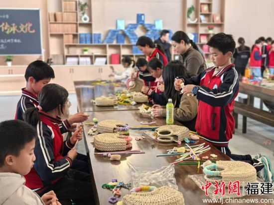 从乡土诞生的“草编鸟窝”到研学教室中的“明星单品” 从乡土诞生的“草编鸟窝”到研学教室中的“明星单品”