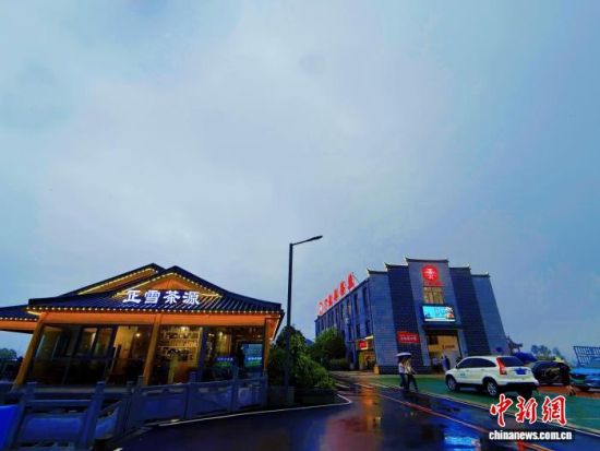 佳垅村夜景。中新网记者 吕巧琴 摄 佳垅村夜景。中新网记者 吕巧琴 摄
