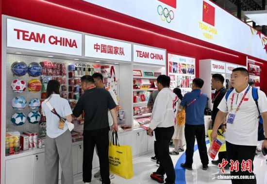 图为中国国家队纪念品受欢迎。中新社记者 王东明 摄 图为中国国家队纪念品受欢迎。中新社记者 王东明 摄