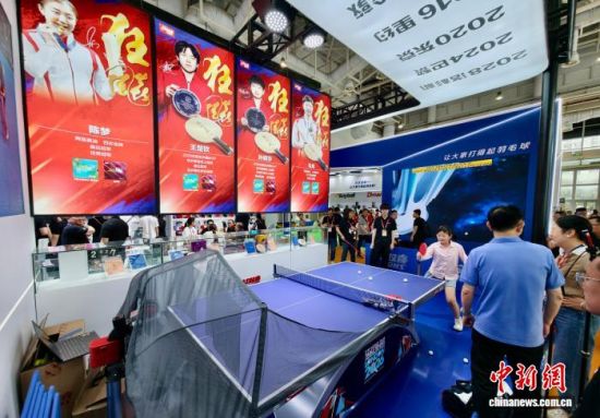 图为小朋友体验自动发球的乒乓球桌。中新社记者 王东明 摄 图为小朋友体验自动发球的乒乓球桌。中新社记者 王东明 摄