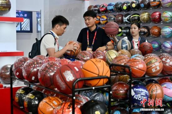 图为民众参观球类展区。中新社记者 王东明 摄 图为民众参观球类展区。中新社记者 王东明 摄