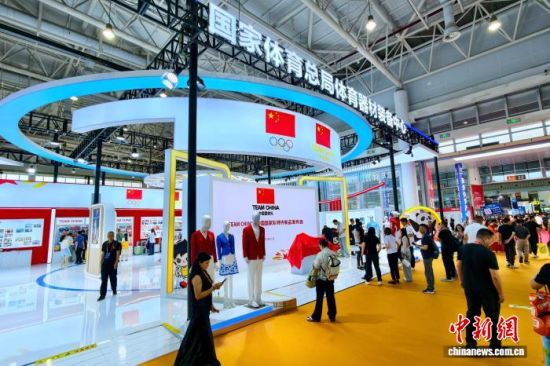 图为国家体育总局体育器材装备中心展馆吸引观众。中新社记者 王东明 摄 图为国家体育总局体育器材装备中心展馆吸引观众。中新社记者 王东明 摄