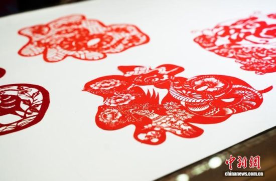 2025乙巳蛇年新春时,袁秀莹用创作的剪纸作品,为大家送“福”。 柘荣县融媒体中心 供图 2025乙巳蛇年新春时,袁秀莹用创作的剪纸作品,为大家送“福”。 柘荣县融媒体中心 供图