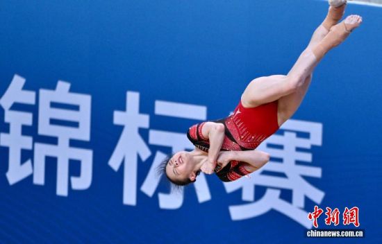 图为河南体操队队员张怡涵获得女子自由体操比赛冠军。中新社记者 王东明 摄 图为河南体操队队员张怡涵获得女子自由体操比赛冠军。中新社记者 王东明 摄