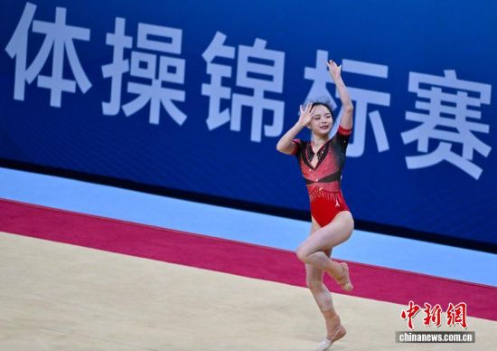 图为河南体操队队员张怡涵获得女子自由体操比赛冠军。中新社记者 王东明 摄 图为河南体操队队员张怡涵获得女子自由体操比赛冠军。中新社记者 王东明 摄