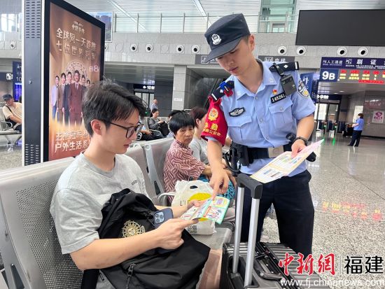 龙岩站派出所民警在龙岩站开展宣传活动 龙岩站派出所民警在龙岩站开展宣传活动
