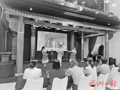 快板表演将榜样力量与家国情怀唱入观众心田。本报记者 李白蕾摄 快板表演将榜样力量与家国情怀唱入观众心田。本报记者 李白蕾摄