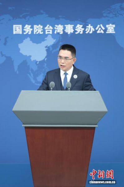 5月27日,国务院台湾事务办公室在北京举行例行新闻发布会,发言人陈斌华佩戴神舟二十三号载人飞行任务标识徽章亮相。他表示,我们期待台湾同胞同大陆同胞一道探索浩瀚宇宙,把梦想照进现实。 中新社记者 杨郁然 摄 5月27日,国务院台湾事务办公室在北京举行例行新闻发布会,发言人陈斌华佩戴神舟二十三号载人飞行任务标识徽章亮相。他表示,我们期待台湾同胞同大陆同胞一道探索浩瀚宇宙,把梦想照进现实。 中新社记者 杨郁然 摄