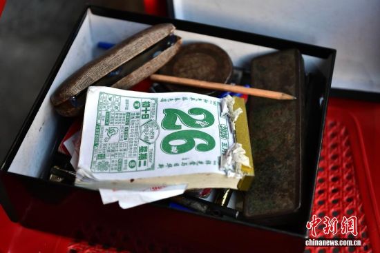ͼΪ5��26�գ���������̯λ��д����ʱҪʹ�õ��Ĳ��ֹ��ߡ���������� �ű� ��