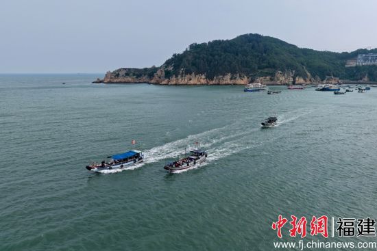 参赛选手前往海钓地点。马戎 摄 参赛选手前往海钓地点。马戎 摄