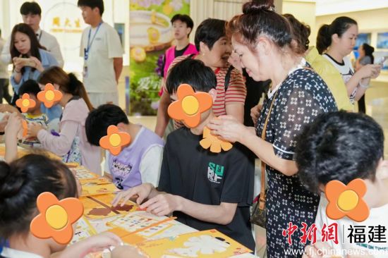孩子们踊跃参与趣味互动环节。主办方图 孩子们踊跃参与趣味互动环节。主办方图