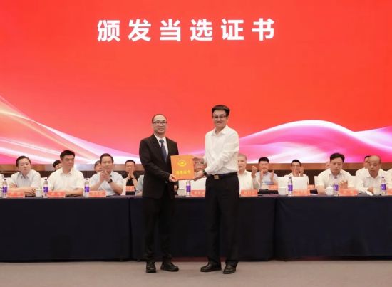 黄建雄为吴华新颁发当选证书 黄建雄为吴华新颁发当选证书