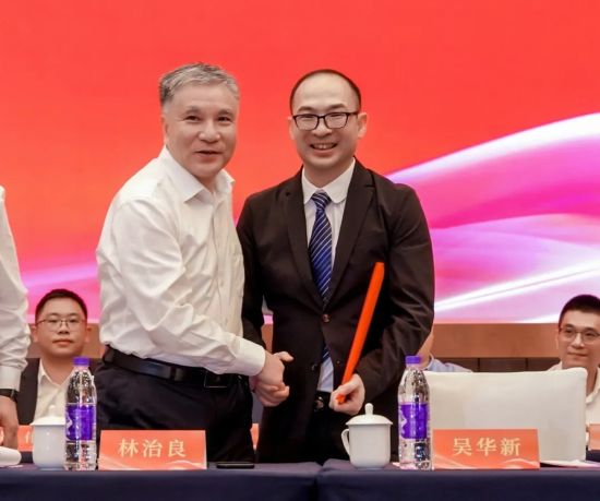 林治良向吴华新表示祝贺 林治良向吴华新表示祝贺