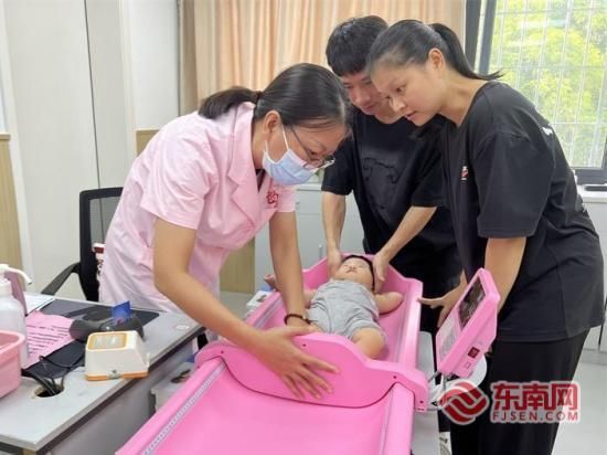 医务人员为婴幼儿开展体格检查(集美区卫生健康局供图) 医务人员为婴幼儿开展体格检查(集美区卫生健康局供图)
