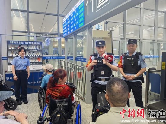 民警讲解安全知识。 民警讲解安全知识。