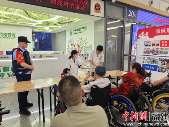 医生进行现场教学。 医生进行现场教学。