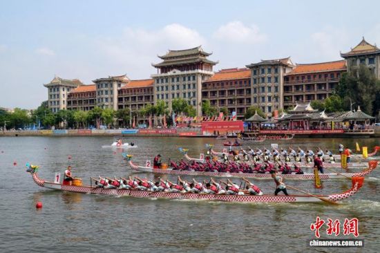 5日,2026年第十九届“嘉庚杯”“敬贤杯”海峡两岸龙舟赛在厦门开赛。 中新网记者 王东明 摄 5日,2026年第十九届“嘉庚杯”“敬贤杯”海峡两岸龙舟赛在厦门开赛。 中新网记者 王东明 摄