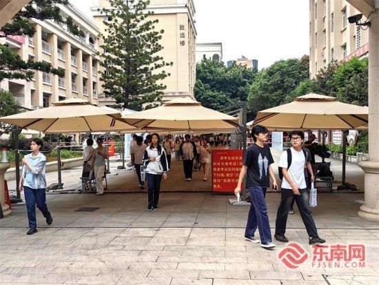 福州屏东中学考点,考生有序熟悉考场 福州屏东中学考点,考生有序熟悉考场