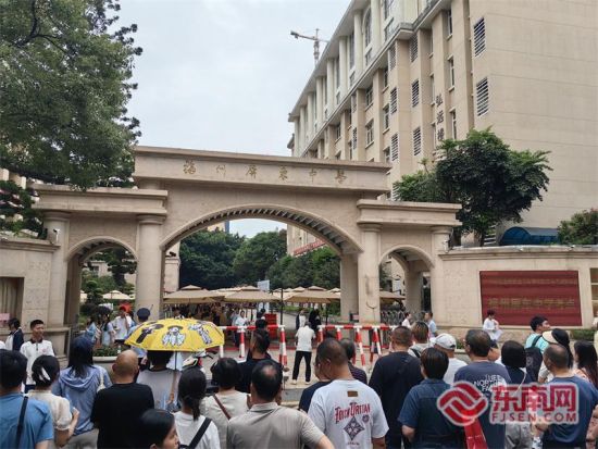 福州屏东中学考点外,许多家长在外面等候孩子。 福州屏东中学考点外,许多家长在外面等候孩子。