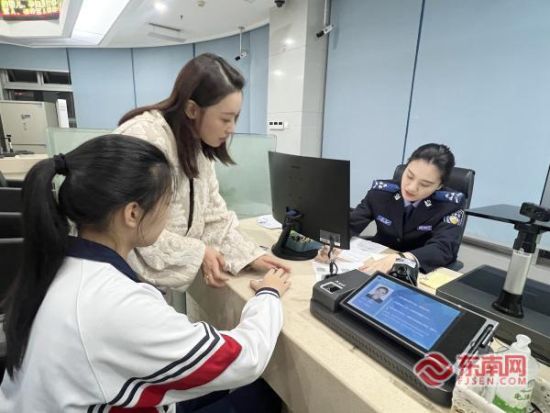 全市各公安政务服务综合窗口设立“高考生服务专窗”(厦门警方供图) 全市各公安政务服务综合窗口设立“高考生服务专窗”(厦门警方供图)