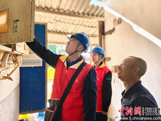 国网宁化县供电公司营销人员对“煤改电”后的电烤房进行日常巡视 吴娟 摄 国网宁化县供电公司营销人员对“煤改电”后的电烤房进行日常巡视 吴娟 摄