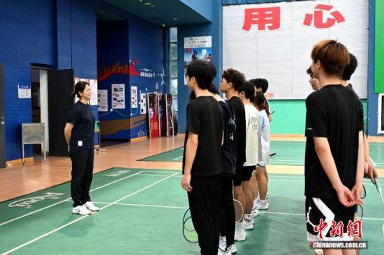 6月5日,在福建福州,来自台湾的福建体育职业技术学院教师辜姵婷正在给学生上课。中新网记者吕明 摄 6月5日,在福建福州,来自台湾的福建体育职业技术学院教师辜姵婷正在给学生上课。中新网记者吕明 摄