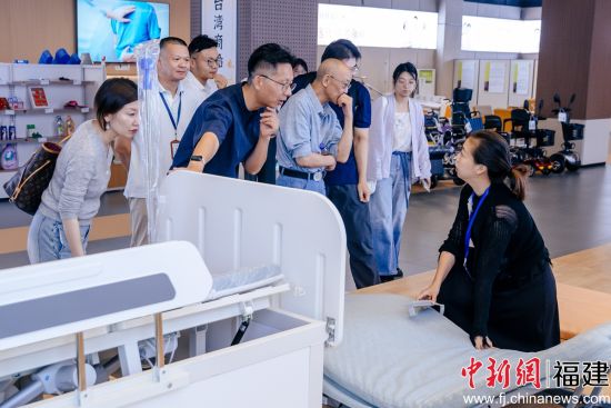 参加2026年福建省适老化产品(康复辅助器具)供需对接活动的嘉宾代表走访厦门市老年活动中心。李南轩 摄 参加2026年福建省适老化产品(康复辅助器具)供需对接活动的嘉宾代表走访厦门市老年活动中心。李南轩 摄